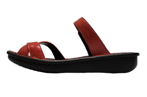 【インコルジェ8825 レッド】甲ストラップで、足元をしっかり安定させるトングサンダル